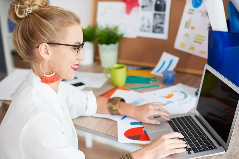 Administracja stron internetowych - pracownik sprawdza czy strona działa poprawnie.