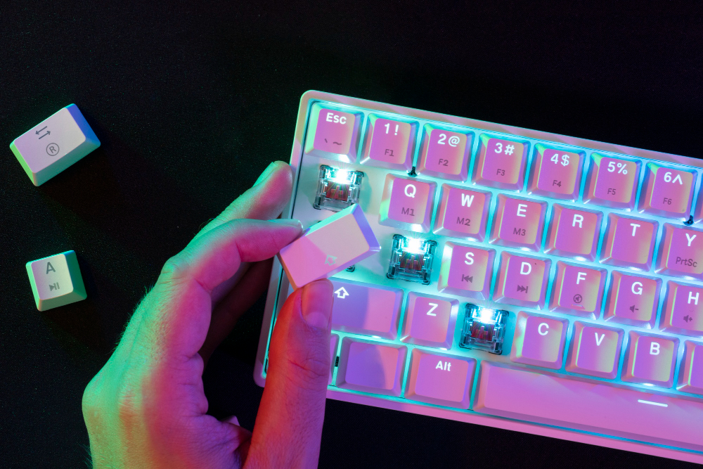 Porównanie materiałów keyboard keycaps – ABS, PBT czy POM?